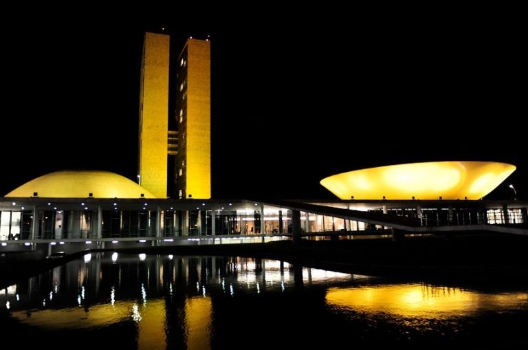 Iluminação chama atenção para campanhas de conscientização - (Foto: Jonas Pereira/Agência Senado)