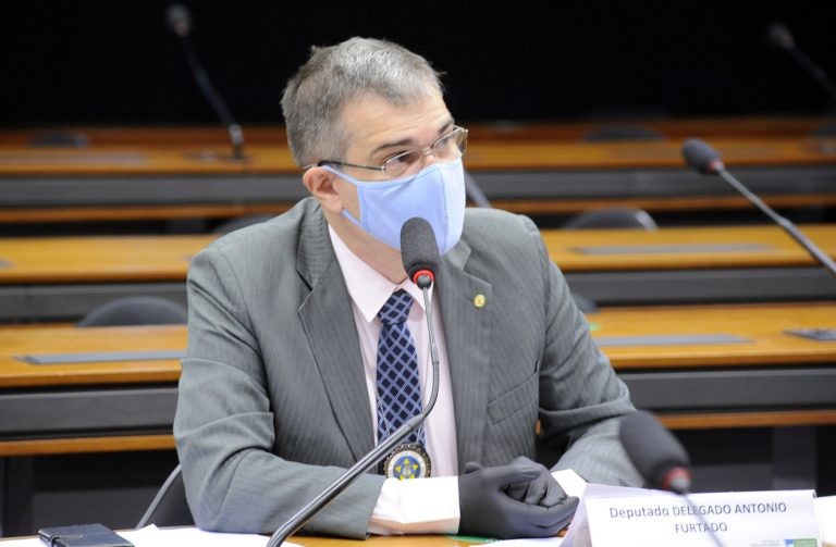 Furtado recomendou a aprovação de substitutivo - (Foto: Gustavo Sales/Câmara dos Deputados)