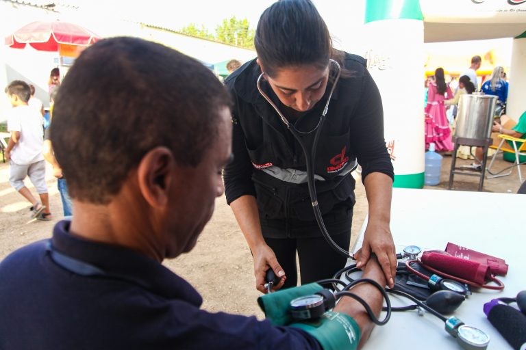 Medição da pressão arterial é uma das ações preventivas de doenças cardiológicas - (Foto: Igor Sobral/Prefeitura de Pelotas-RS)