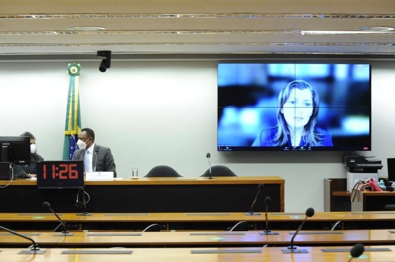 Juliany dos Santos (no telão) lamentou que a Assistência Social não tenha recursos obrigatórios no Orçamento - (Foto: Gustavo Sales/Câmara dos Deputados)
