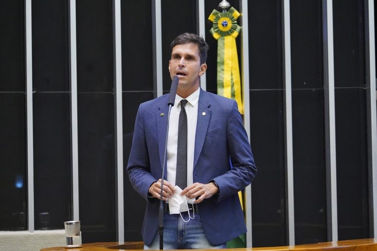 Luiz Lima recomendou a aprovação de substitutivo - (Foto: Pablo Valadares/Câmara dos Deputados)