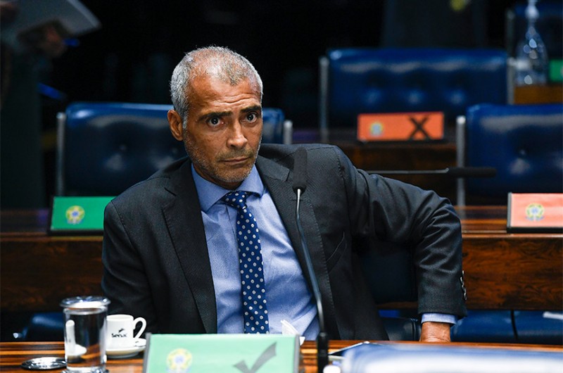 Romário foi relator do projeto que deu origem ao decreto; ele criticou a resolução, agora suspensa, por limitar a contribuição de estatais a planos de saúde