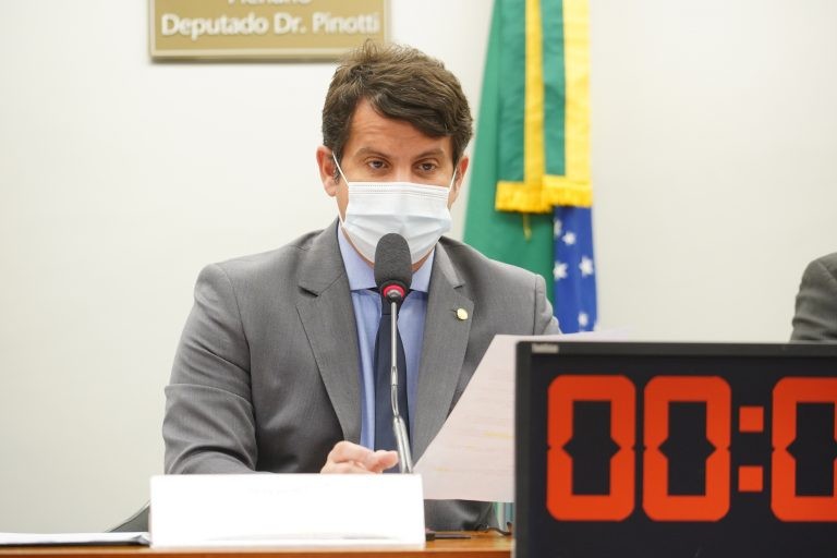 Dr. Luiz Antonio destaca que até medicamentos podem conter glúten - (Foto: Pablo Valadares/Câmara dos Deputados)