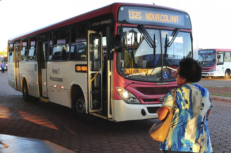 Para favorecer idosos e pessoas com deficiência, o PL 3.258/2019 permite a parada fora do ponto no período noturno, por questão de segurança (foto anterior à pandemia de covid-19) - Renato Araújo/Agência Brasília