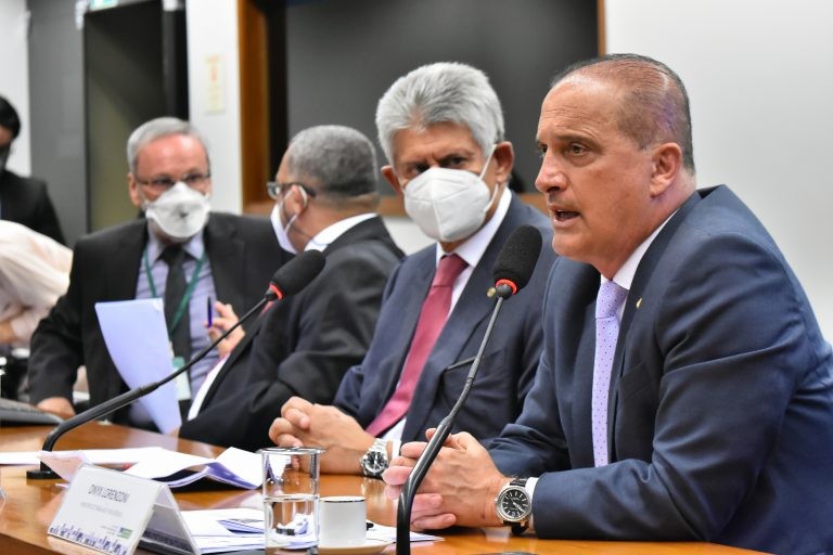 Onyx Lorenzoni (D) falou a deputados sobre metas da pasta - (Foto: Reila Maria/Câmara dos Deputados)