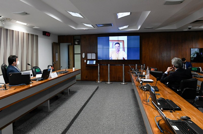O relator, senador Styvenson Valentim (telão), leu o relatório nesta terça-feira (14). A votação foi adiada após pedido de vista do senador Marcos do Val - Roque de Sá/Agência Senado