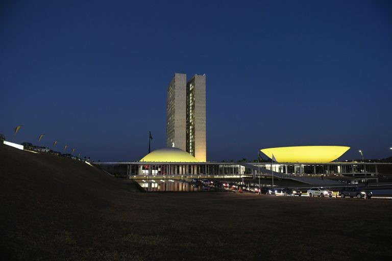 Congresso iluminado de amarelo no início de setembro - (Foto: Roque de Sá/Agência Senado)