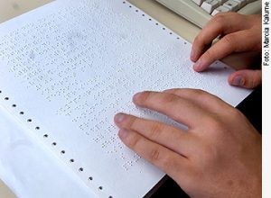 Pessoa lê texto em Braille - (Foto: Marcia Kalume/Ag. Senado)