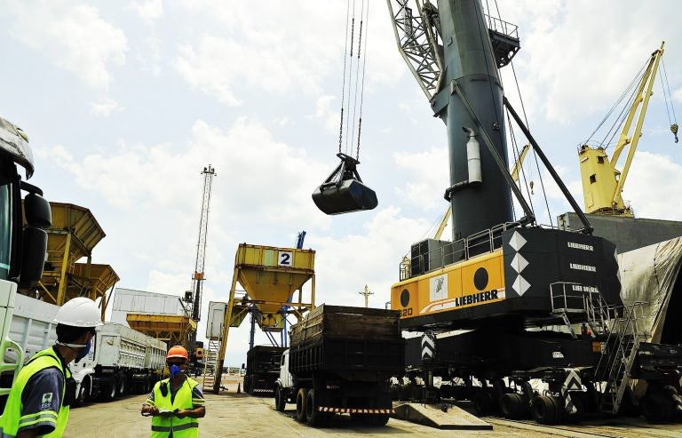 Operação no Porto de Paranaguá, por onde chegam muitas mercadorias - (Foto: Ivan Bueno/Administração dos Portos de Paranaguá e Antonina)