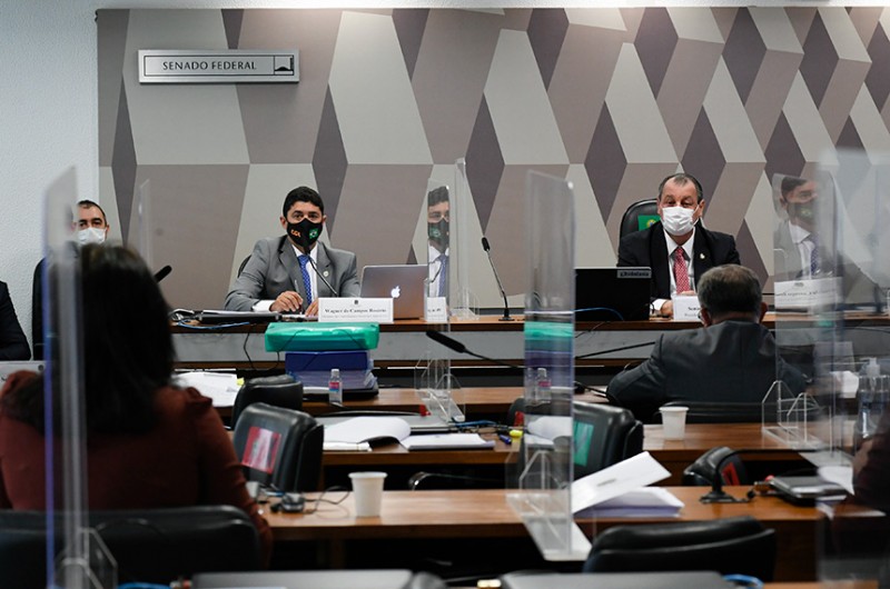 Depoimento do ministro da CGU (à esq., ao lado de Omar Aziz) teve vários momentos de confrontação - Roque de Sá/Agência Senado