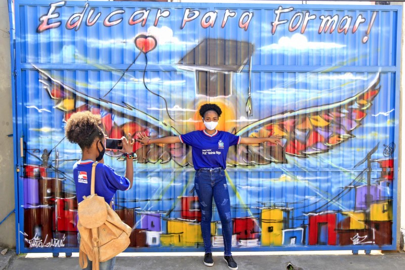 Vitória Souza, 13 anos, em frente ao portão do colégio - Foto: Fernando Vivas/GOVBA