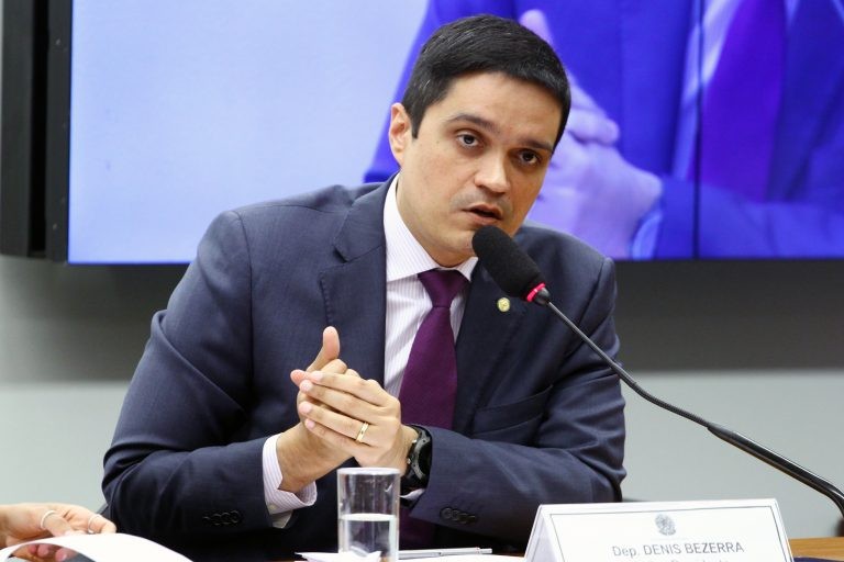 Denis Bezerra incluiu tecnologias assistivas para usuários com deficiência - (Foto: Vinicius Loures/Câmara dos Deputados)