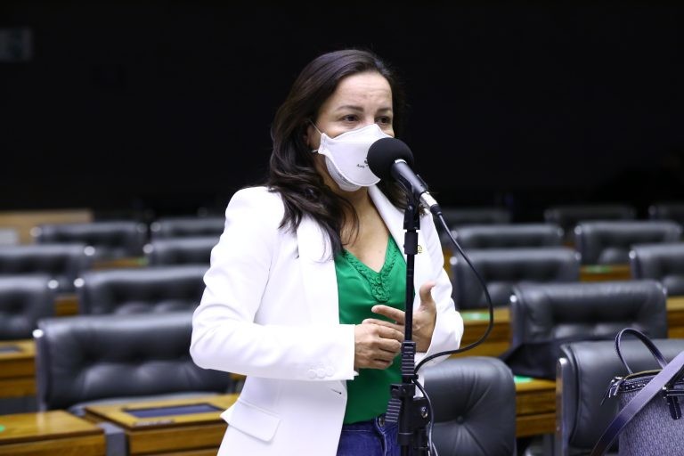Professora Marcivania recomendou a aprovação de substitutivo - (Foto: Cleia Viana/Câmara dos Deputados)
