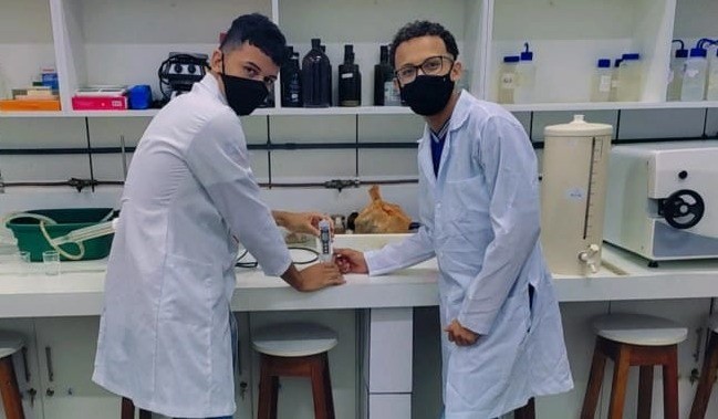 Estudantes Iran de Oliveira e Diogo dos Santos, do CEEP em Gestão e Tecnologia da Informação Álvaro Melo Vieira | Foto: Divulgação 