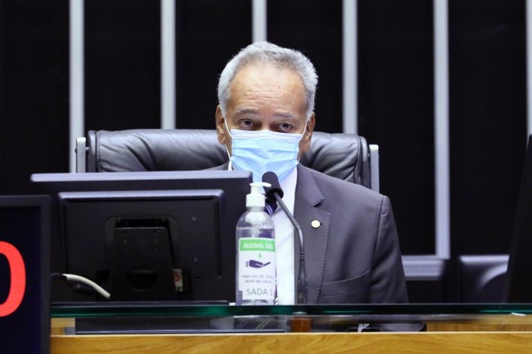Edio Lopes apresentou hoje seu parecer à comissão especial - (Foto: Cleia Viana/Câmara dos Deputados)