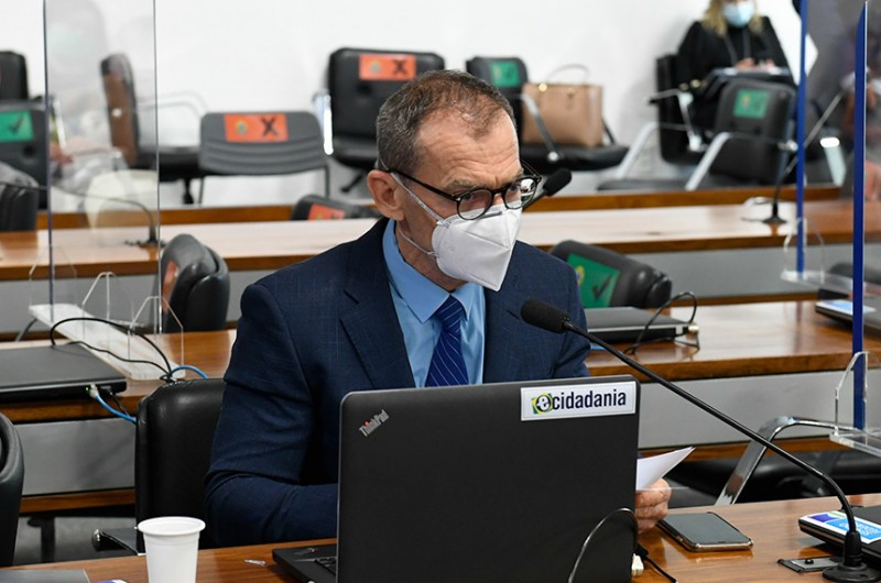 Fabiano Contarato relatou o projeto de Rose de Freitas - Roque de Sá/Agência Senado