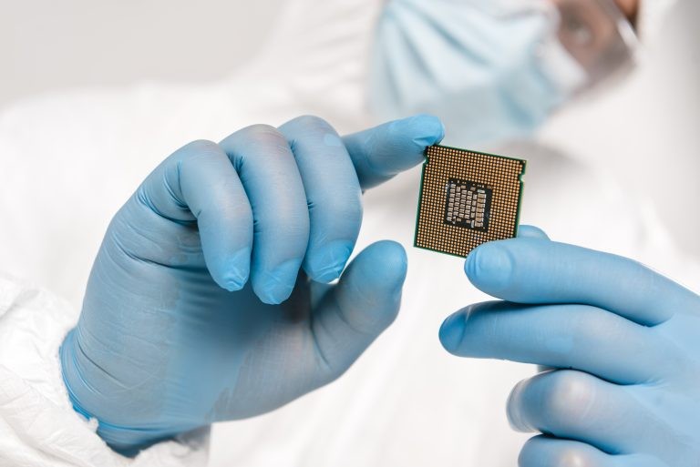 Falta de chips semicondutores atingiu diferentes setores da indústria em todo o mundo - (Foto: Depositphotos)