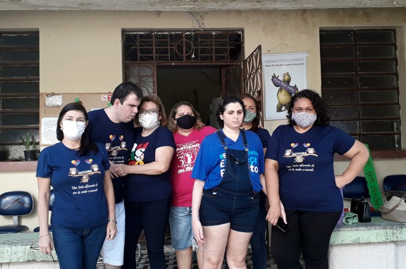Irene (de vermelho, atrás da filha Letícia) e outros pais de jovens autistas de Fortaleza enviaram ideia ao Senado