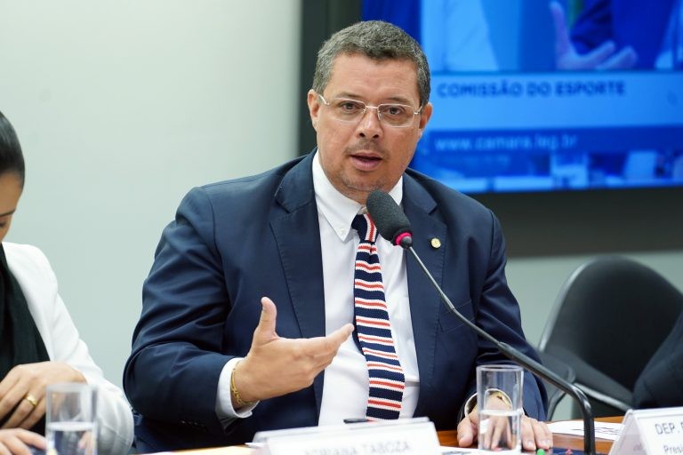 Fábio Mitidieri: esporte proporciona convívio social aos estudantes - (Foto: Pablo Valadares/Câmara dos Deputados)