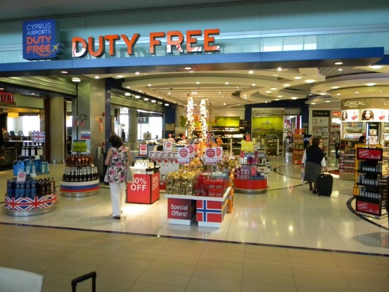 Projeto em análise na Câmara regulamenta a devolução de impostos a turistas estrangeiros - (Foto: Kostas Xenos)