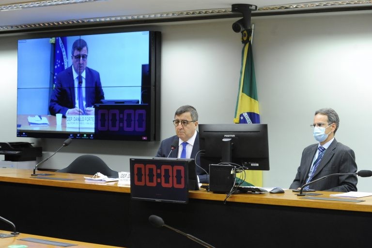Danilo Forte (E): a gasolina acumula aumento de 31% de janeiro a agosto deste ano - (Foto: Gustavo Sales/Câmara dos Deputados)