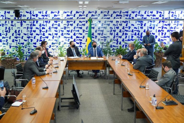 Marcelo Ramos (centro, de azul) participa da instalação da comissão especial - (Foto: Pablo Valadares/Câmara dos Deputados)