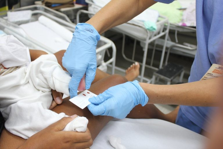 A fenilcetonúria pode ser diagnosticada precocemente pelo teste do pezinho - (Foto: Divulgação/Prefeitura de Belo Horizonte)