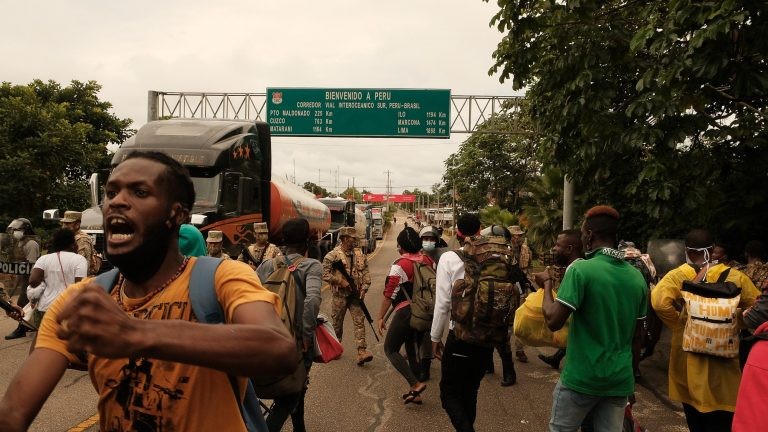 Confronto na fronteira Brasil-Peru entre polícia e imigrantes que queriam ir para o Equador - (Foto: Alexandre Noronha/Amazônia Real)