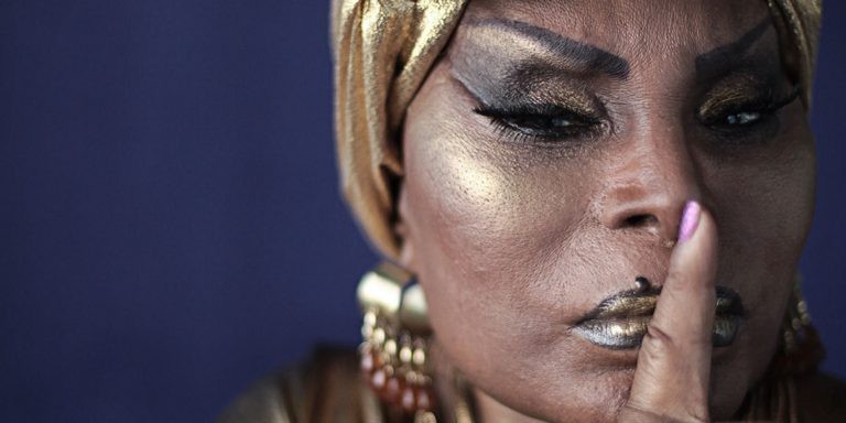 Elza Soares está na lista de personalidades que a Fundação Palmares deixou de homenagear - (Foto: Reprodução site BrasilPost)