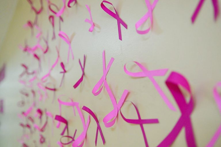 O laço rosa é o símbolo da campanha contra o câncer de mama - (Foto: Vinícius de Melo/Agência Brasília)