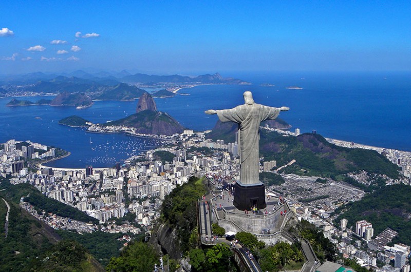 O sinal FM da Rádio Senado tem programação diversificada, com a transmissão de debates e votações, programas jornalísticos, atrações culturais e programação musical que privilegia a MPB - Wikipedia