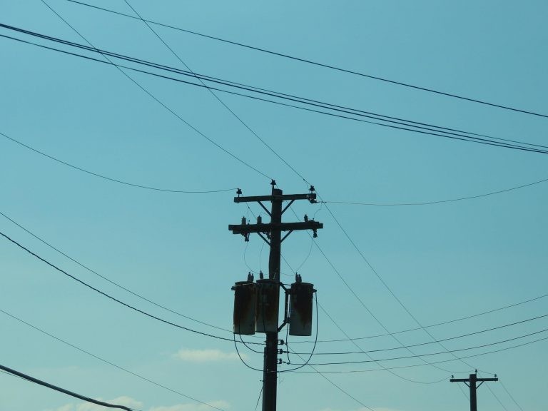 Fraudes de energia elétrica causam prejuízo anual de R$ 1,5 bilhão para o setor - (Foto: Depositphotos)