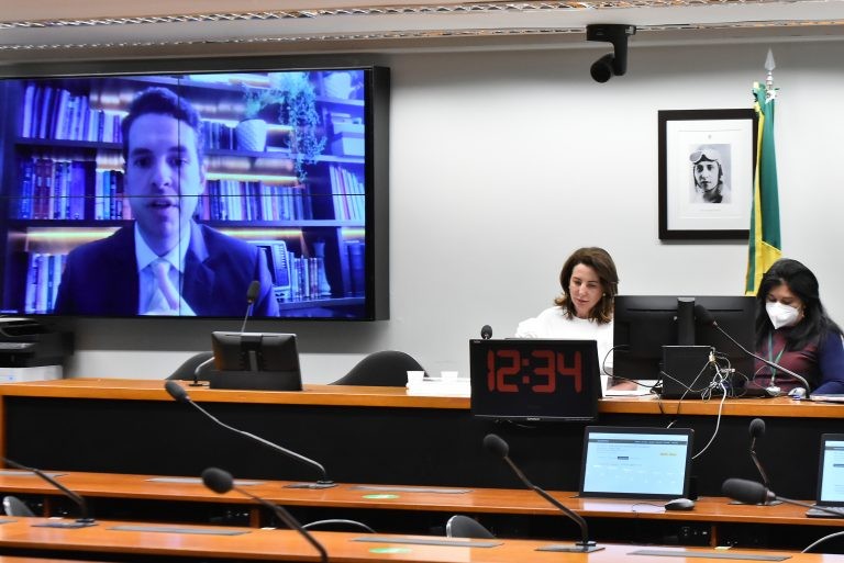 Segundo Müller (no telão), 4% dos adolescentes brasileiros apresentam sinais depressivos - (Foto: Reila Maria/Câmara dos Deputados)