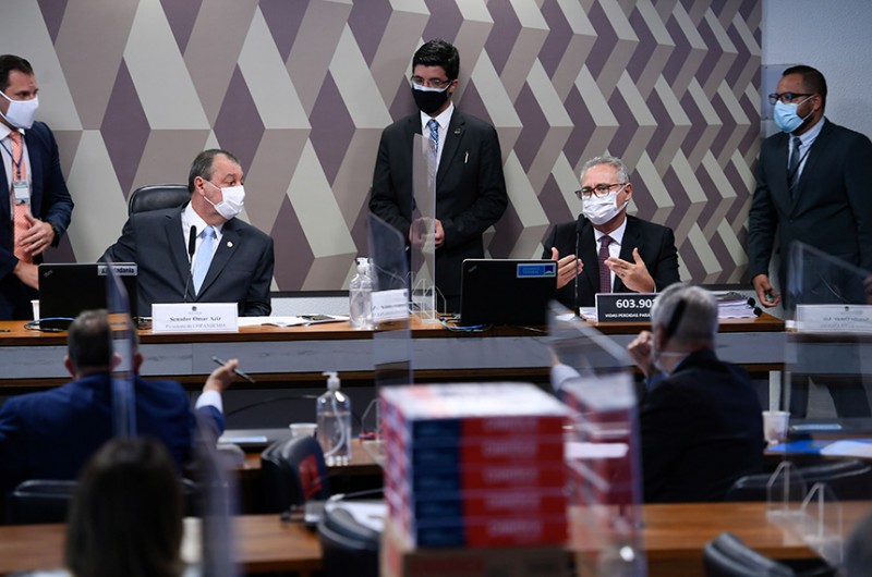 O presidente da CPI, Omar Aziz, e o relator, Renan Calheiros, na apresentação do relatório, na quarta (20) - Edilson Rodrigues/Agência Senado