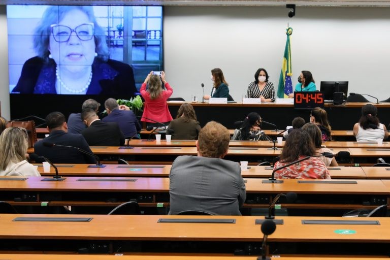 Salete Sommariva (no telão), uma das agraciadas pelo Diploma Mulher-Cidadã - (Foto: Cleia Viana/Câmara dos Deputados)