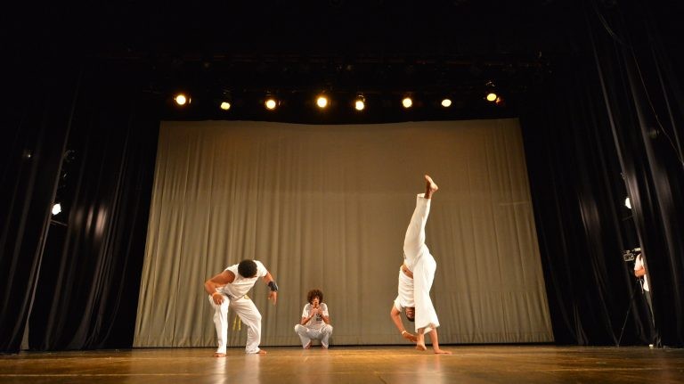 A capoeira também é dança e expressão corporal - (Foto: Beto Morais/Governo do Espírito Santo)