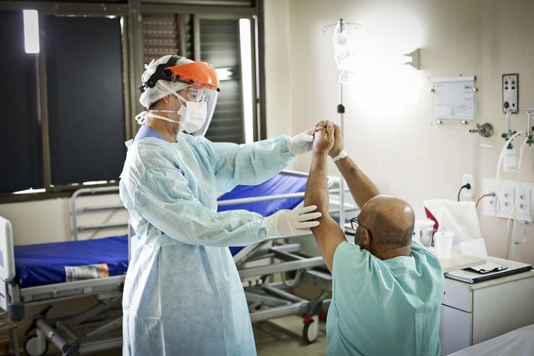 Fisioterapeuta atende paciente com sequelas pós-covid - (Foto: Breno Esaki/Agência Saúde DF)