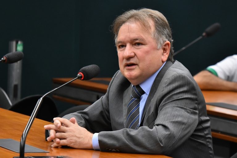 Merlong Solano substituiu expressões usadas no texto aprovado por outra comissão - (Foto: Reila Maria/Câmara dos Deputados)