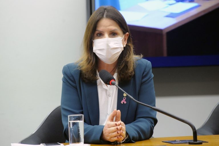 Carmen Zanotto apresentou emenda para adequar o texto à terminologia nutricional - (Foto: Gustavo Sales/Câmara dos Deputados)