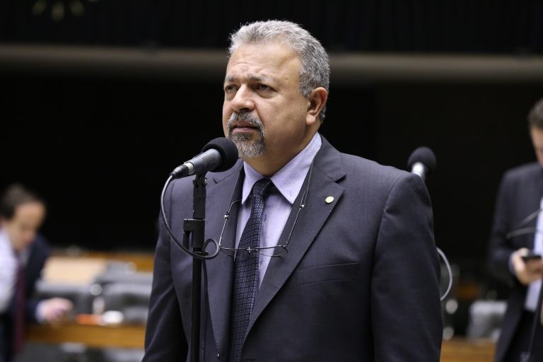 Elias Vaz: muitas empresas conseguem adiar sanções por atrasos no pagamento de tributos - (Foto: Cleia Viana/Câmara dos Deputados)