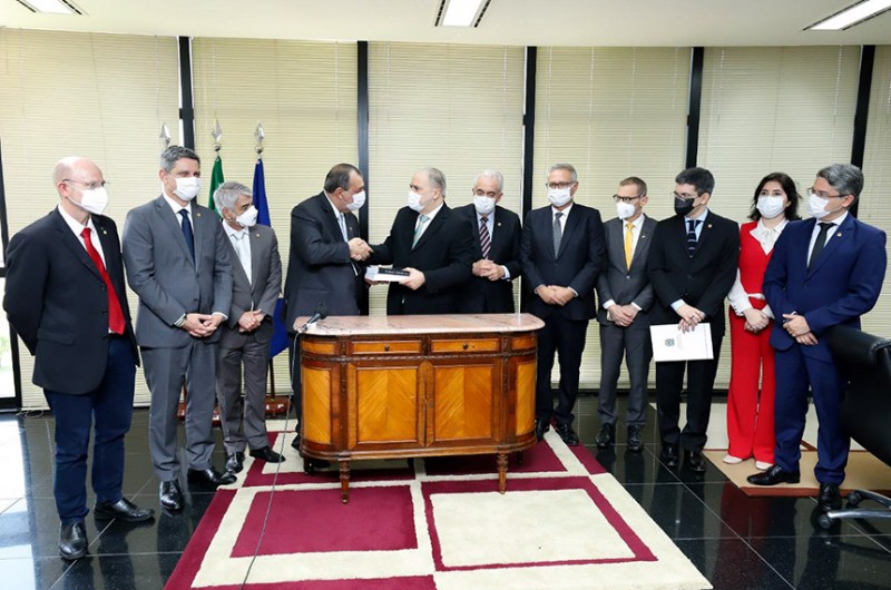 Entre senadores da CPI, o presidente do colegiado, Omar Aziz (4º à esq.), entrega o relatório a Aras - Antonio Augusto/Secom/MPF