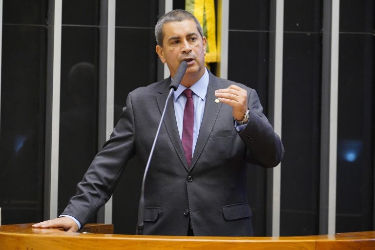Coronel Tadeu recomendou a aprovação da proposta - (Foto: Pablo Valadares/Câmara dos Deputados)