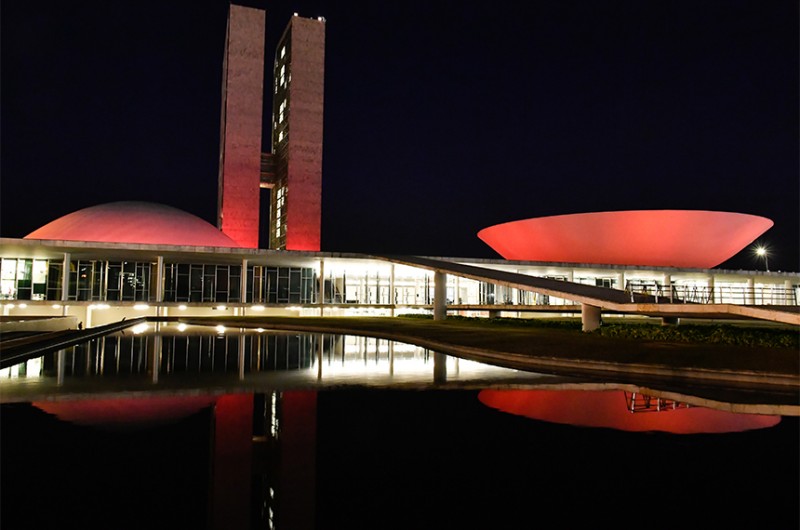 No final de semana, a iluminação vermelha lembra a dislexia. Na segunda-feira (1º), o vermelho permanecerá para apoiar a Síndrome da Quilomicronemia Familiar - Roque de Sá/Agência Senado