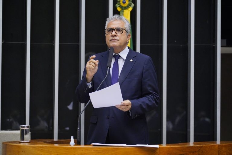 Christino Aureo apresentou emenda para adequar a proposta às regras orçamentárias - (Foto: Pablo Valadares/Câmara dos Deputados)