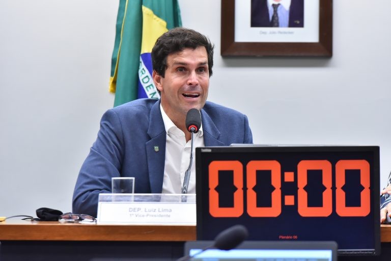 Luiz Lima: material poderá ser entregue ao Cras ou ILPIs - (Foto: Reila Maria/Câmara dos Deputados)