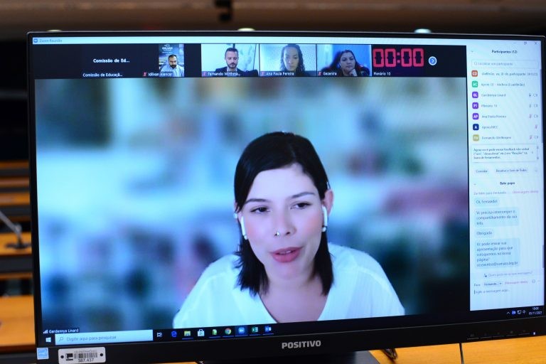 Linard lembra que a educação integral é cara - (Foto: Nilson Bastian/Câmara dos Deputados)