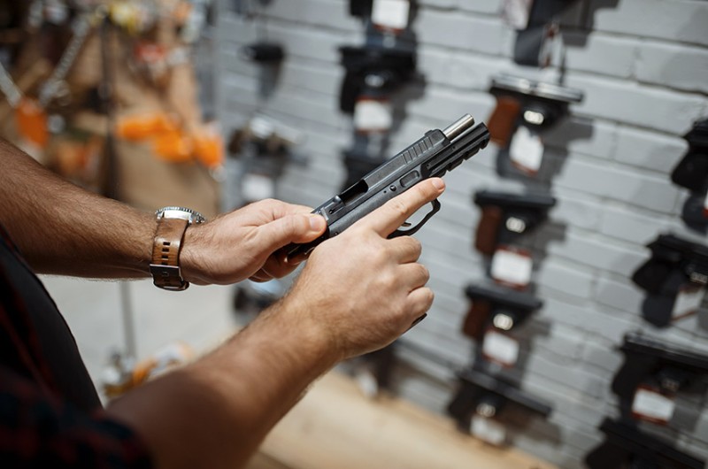 Segundo o autor do requerimento, senador Randolfe Rodrigues, Brasil dobrou o número de armas nas mãos de civis nos últimos três anos - Stockphotos