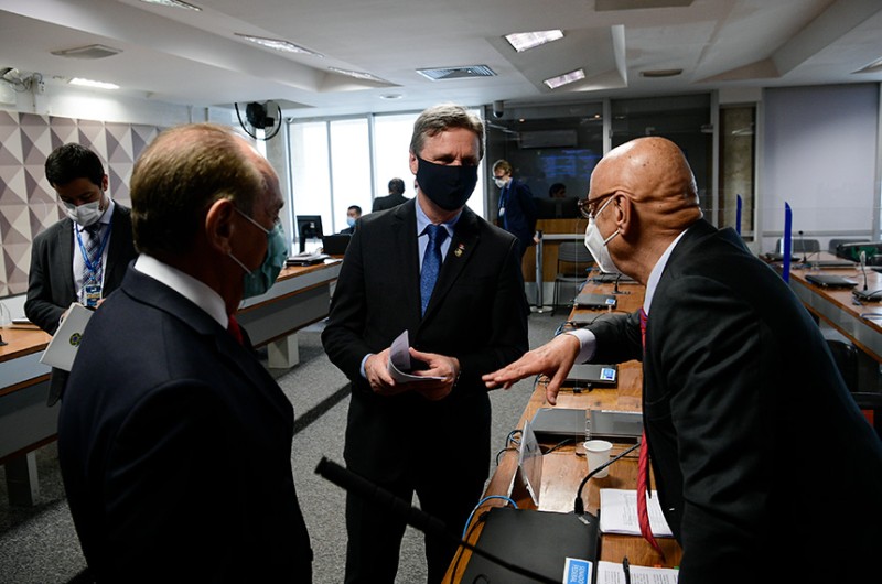 Presidente da CI, Dario Berger (centro) conversa com os senadores Marcelo Castro (à esquerda) e Esperidião Amin (à direita), que foi o relator das emendas da comissão ao Orçamento de 2022 - Pedro França/Agência Senado