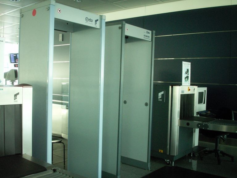 Proposta obriga a instalação de detectores de metais - (Foto: Daniel Lima)