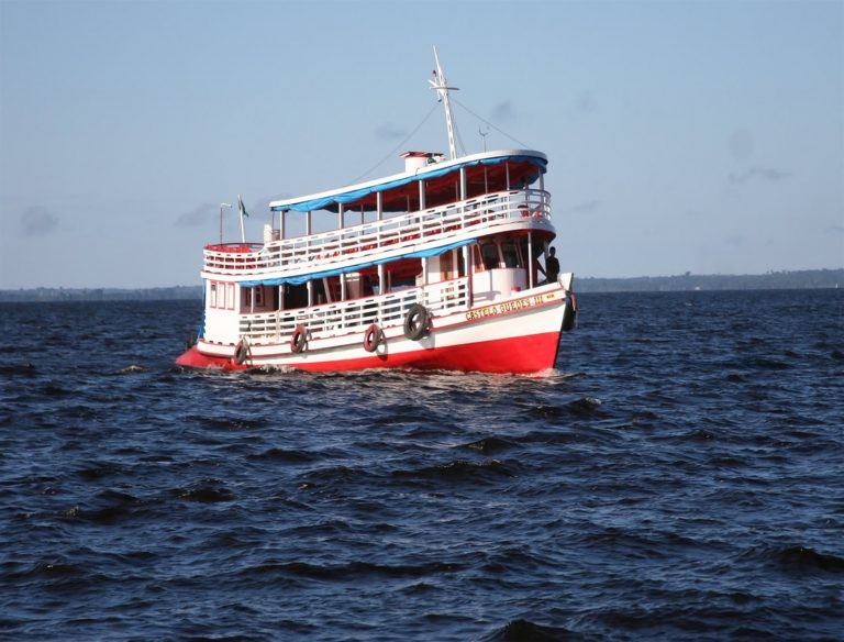 No encontro dos rios Negro e Solimões, águas não se misturam por longo percurso - (Foto: Depositphotos)